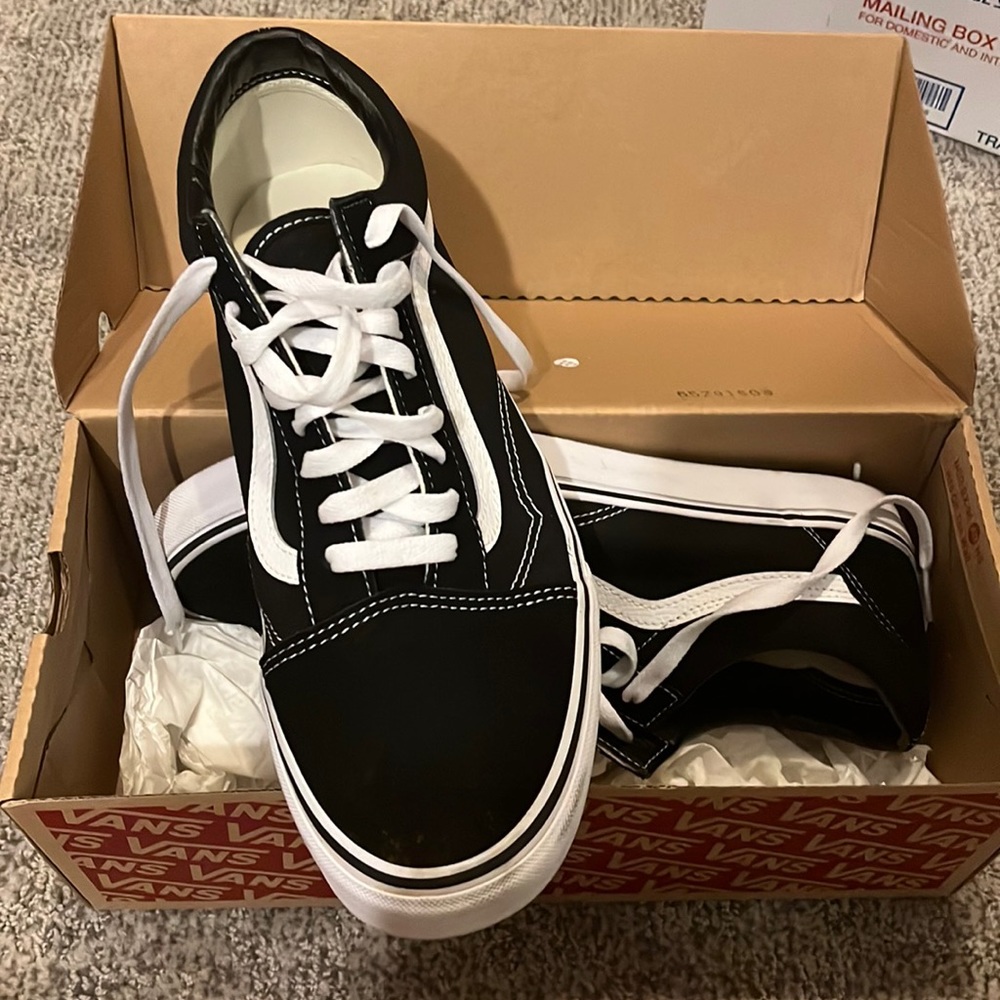Men’s 11 Vans Old Skool Sneakers